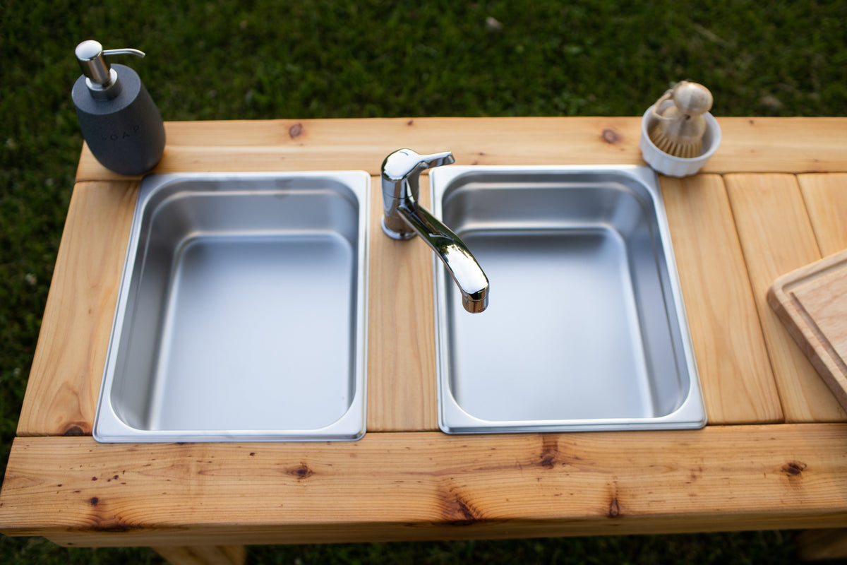 Cuisinette extérieure simple en cèdre Noble Wooden Toys sans tablette, 2 éviers en acier inoxydable