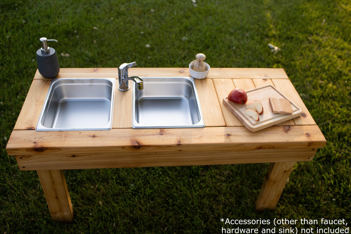 Cuisinette extérieure simple en cèdre Noble Wooden Toys sans tablette, 2 éviers en acier inoxydable