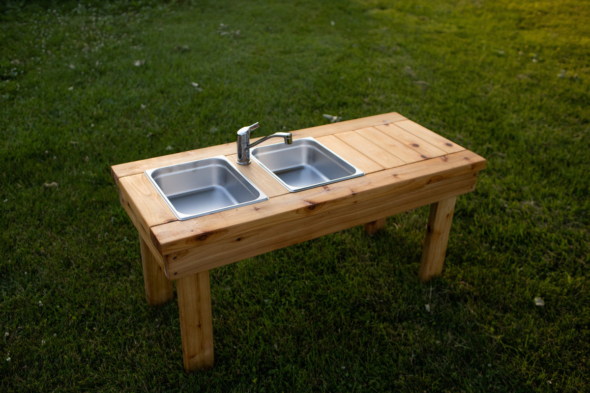 Cuisinette extérieure simple en cèdre Noble Wooden Toys sans tablette, 2 éviers en acier inoxydable