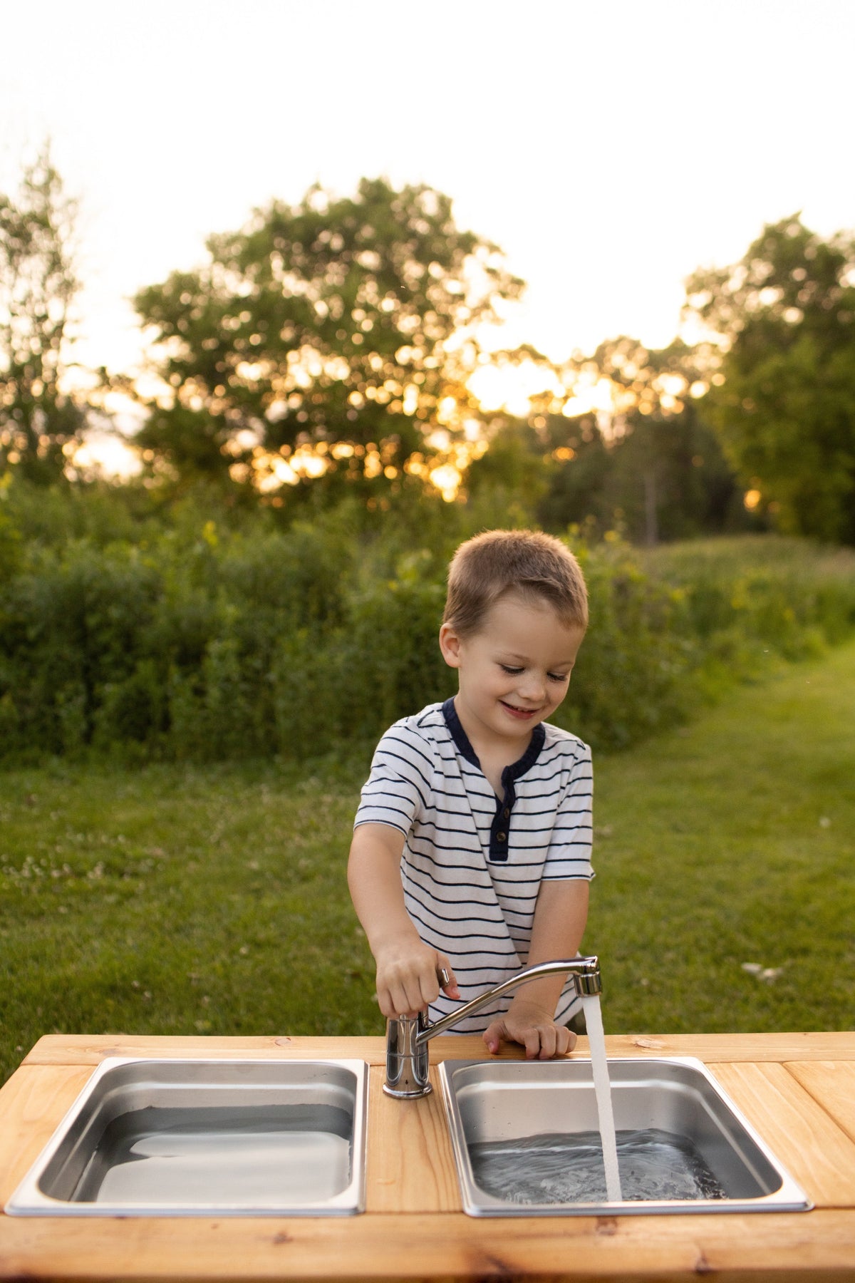 Cuisinette extérieure simple en cèdre Noble Wooden Toys sans tablette, 2 éviers en acier inoxydable