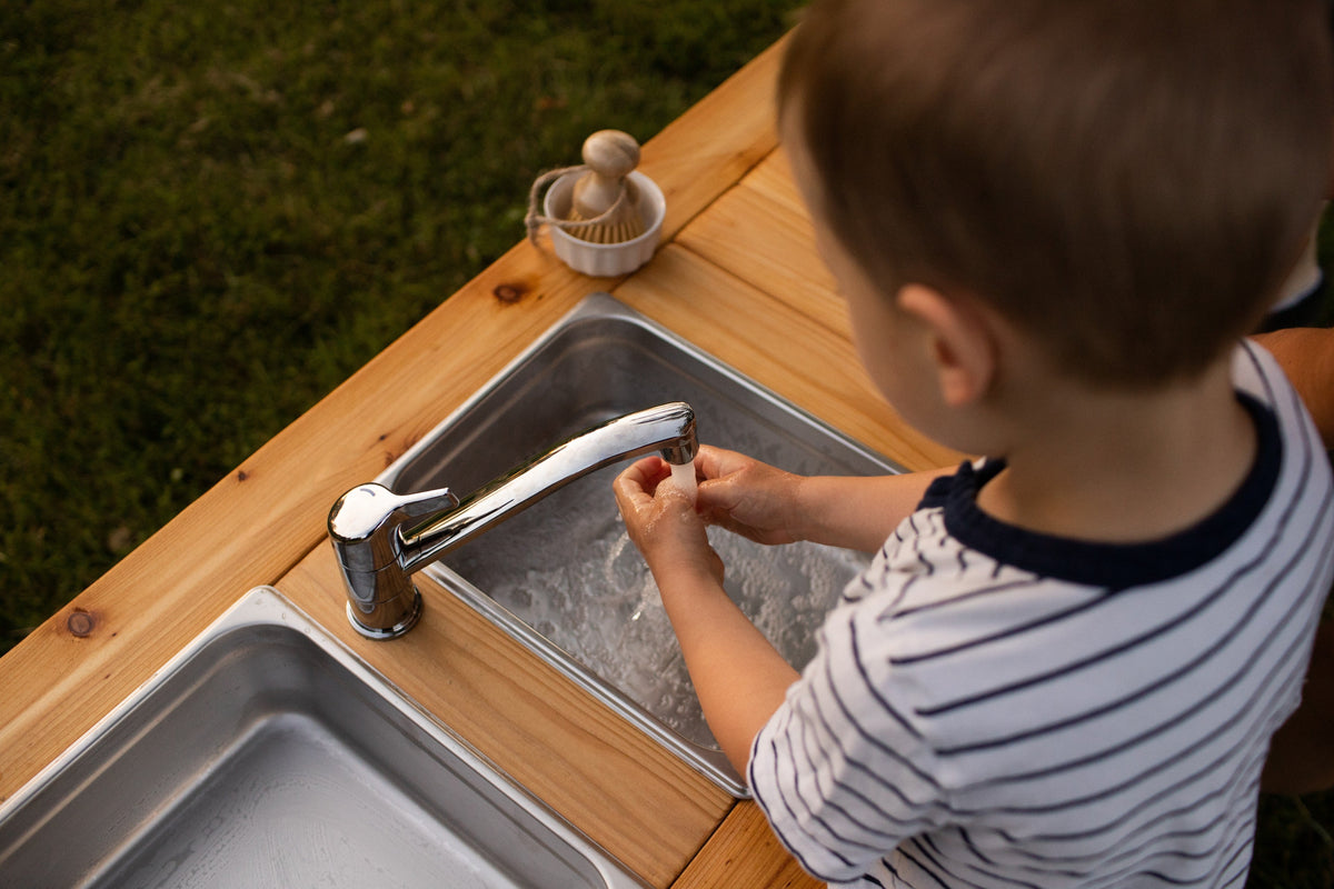 Cuisinette extérieure simple en cèdre Noble Wooden Toys sans tablette, 2 éviers en acier inoxydable
