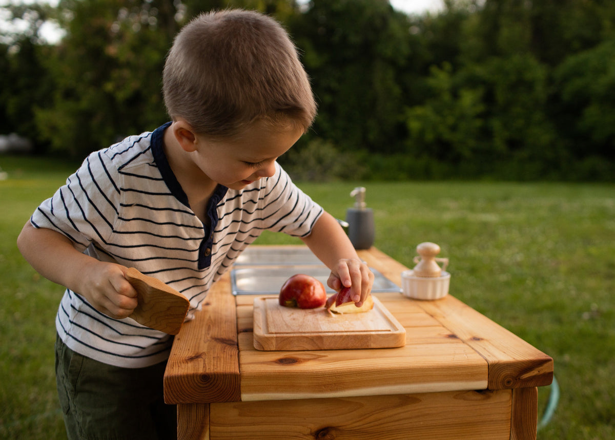 Cuisinette extérieure simple en cèdre Noble Wooden Toys sans tablette, 2 éviers en acier inoxydable