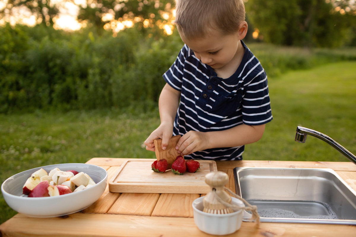 Cuisinette extérieure simple en cèdre Noble Wooden Toys sans tablette, 2 éviers en acier inoxydable
