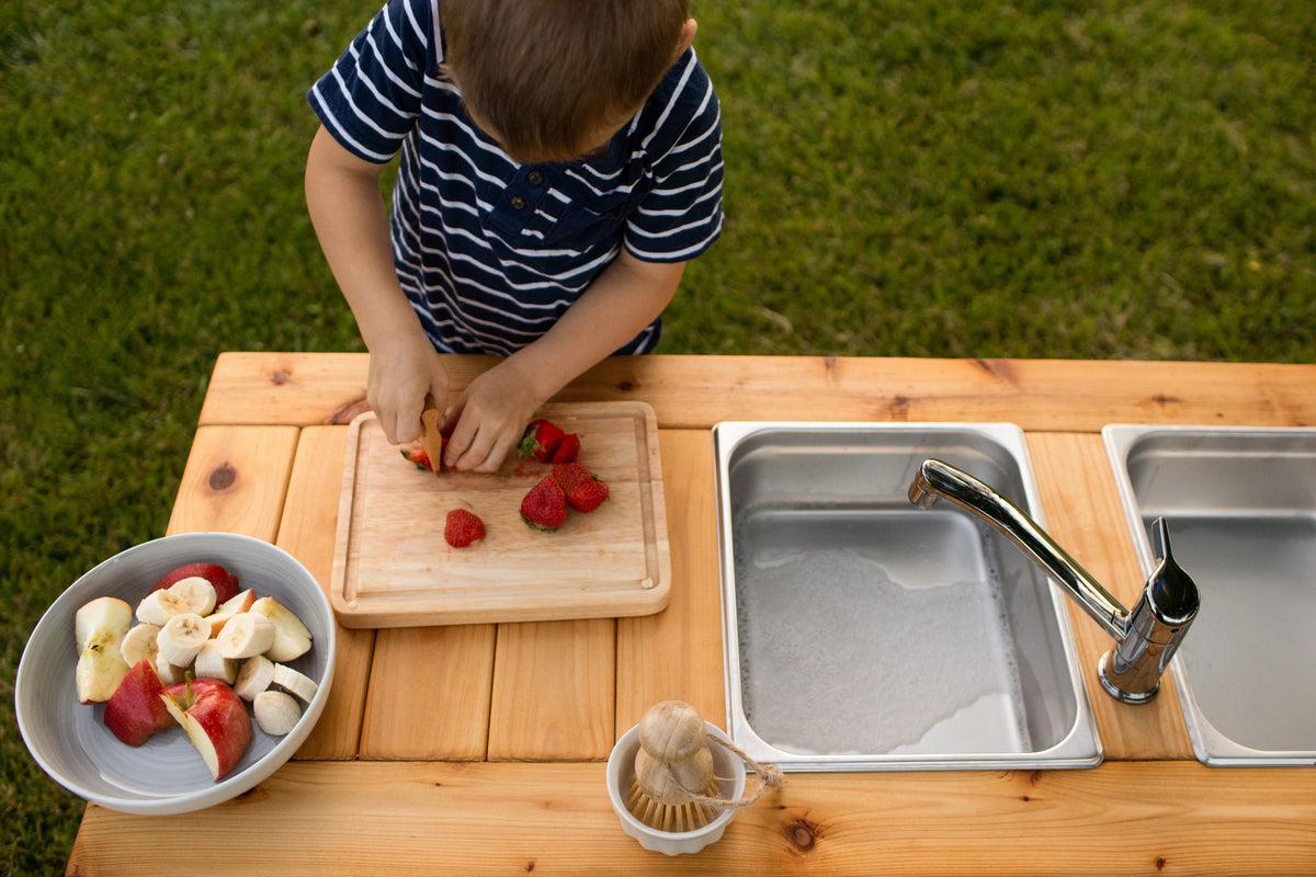 Cuisinette extérieure simple en cèdre Noble Wooden Toys sans tablette, 2 éviers en acier inoxydable