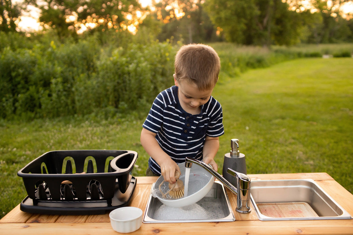 Cuisinette extérieure simple en cèdre Noble Wooden Toys sans tablette, 2 éviers en acier inoxydable