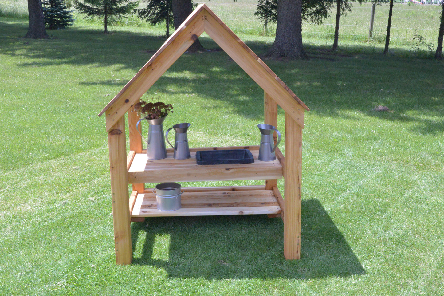 Outdoor kitchenette with roof