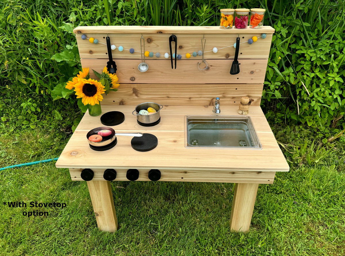 Mini cuisinette extérieure en cèdre Noble Wooden Toys avec robinet fonctionnel et bac amovible, 35 po