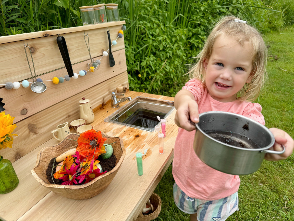 Mini cuisinette extérieure en cèdre Noble Wooden Toys avec robinet fonctionnel et bac amovible, 35 po