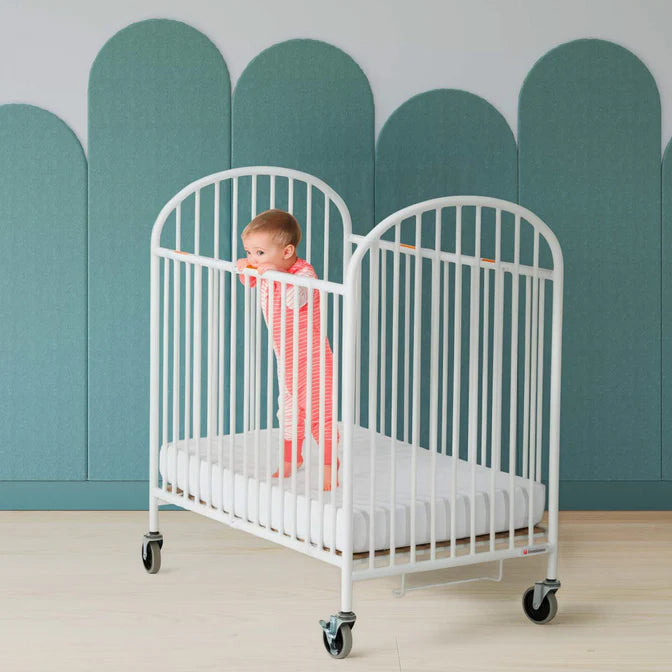Lit de bébé pliant Compact Pinnacle™ avec roulettes (matelas en mousse inclus)