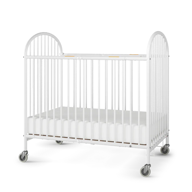 Lit de bébé pliant Compact Pinnacle™ avec roulettes (matelas en mousse inclus)