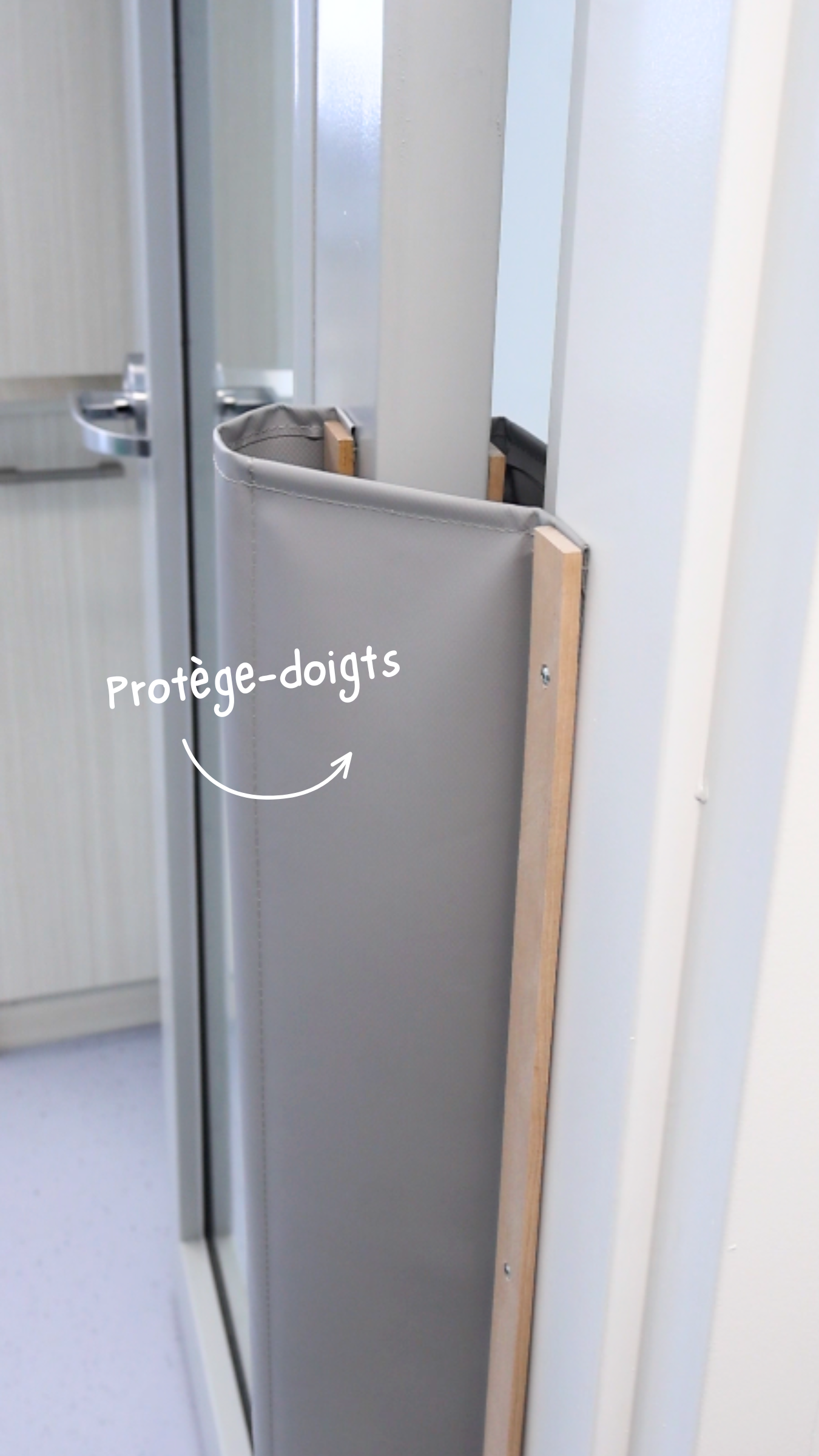 Protège-doigt en vinyle pour porte – Sécurité enfant | Fabriqué au Québec