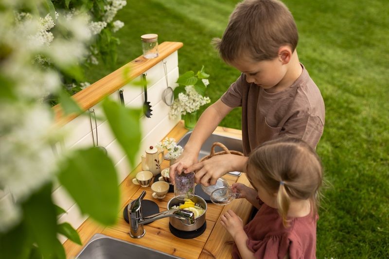 Cuisinette extérieure peinte en cèdre Noble Wooden Toys avec dosseret, tablette et 2 éviers centrés