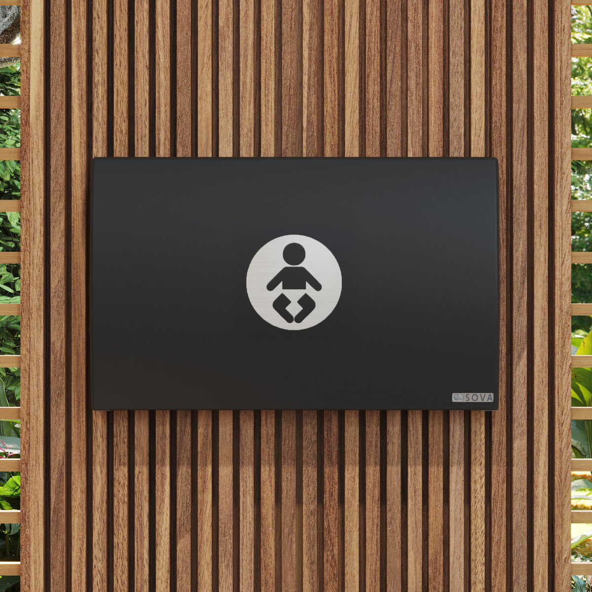 Table à langer murale Element XB avec dosseret inox noire fermée, installée au mur, vue rapprochée