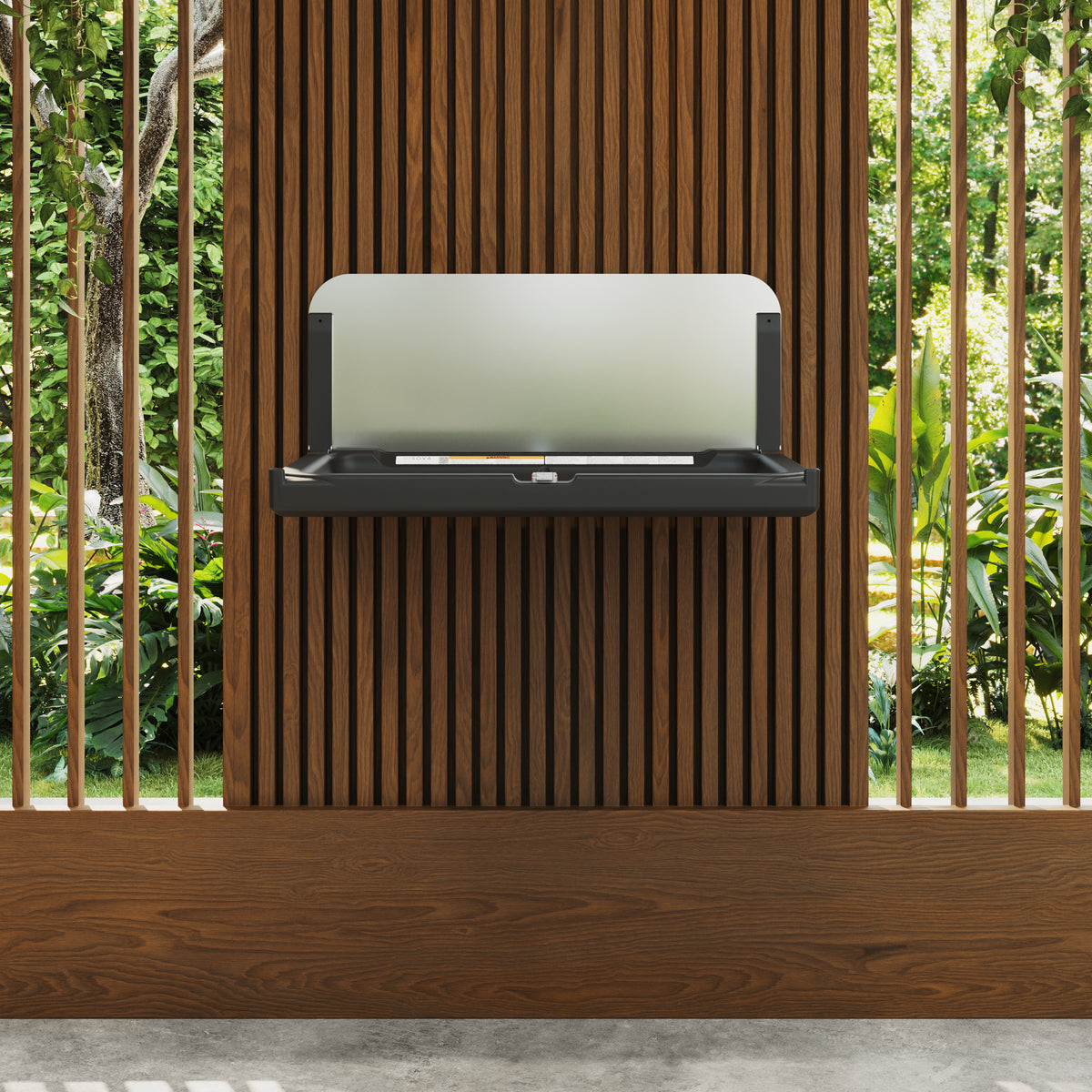 Table à langer murale Element XB avec dosseret inox noire ouverte, installée au mur