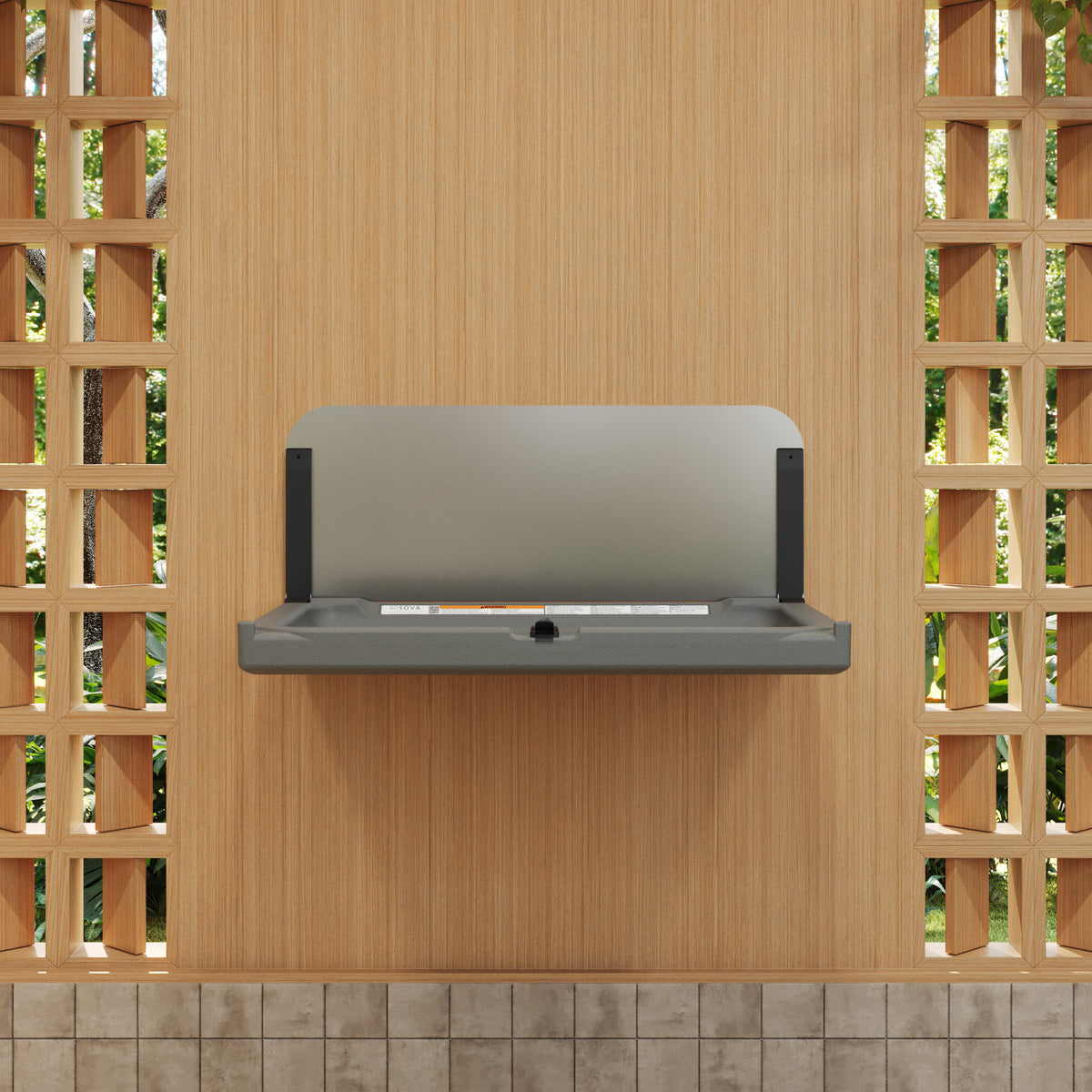 Table à langer murale Element XB avec dosseret inox gris foncé ouverte, installée au mur