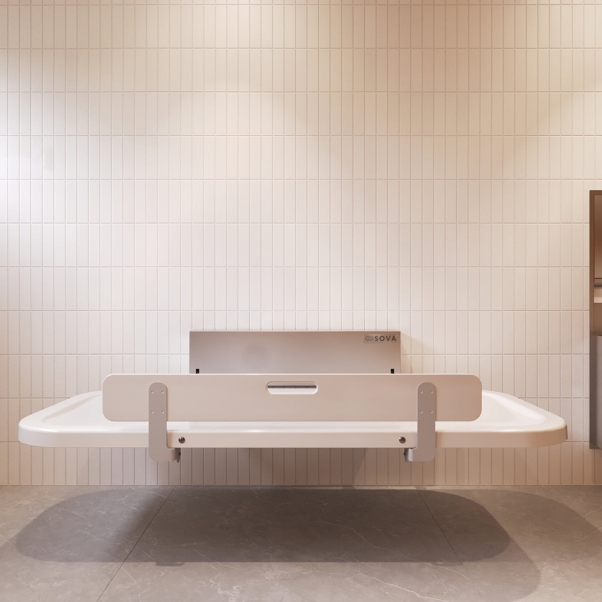 Table à langer murale pour adultes Attend 76 po en inox ouverte, installée dans une salle de bain