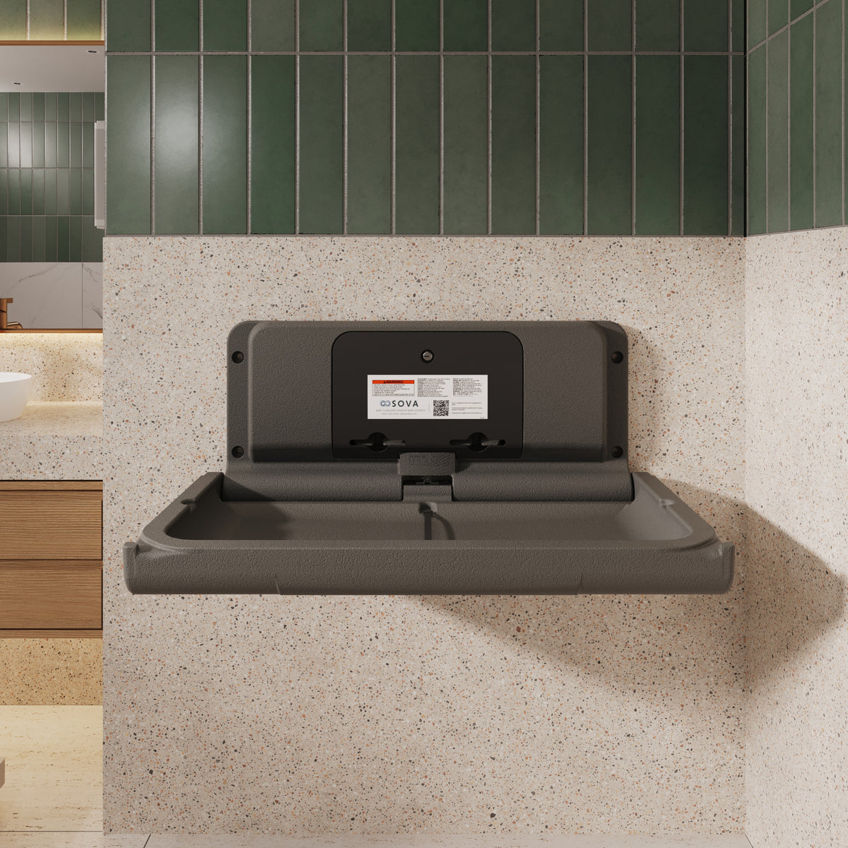 Table à langer murale Span gris foncé ouverte, installée dans une salle de bain