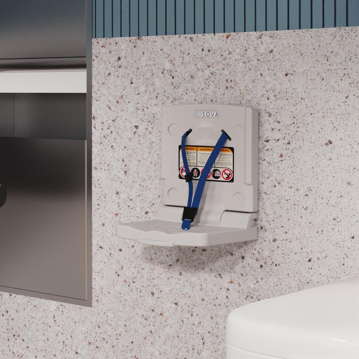 Siège mural de sécurité pour trottineurs gris pâle ouvert, installé au mur d'une salle de bain