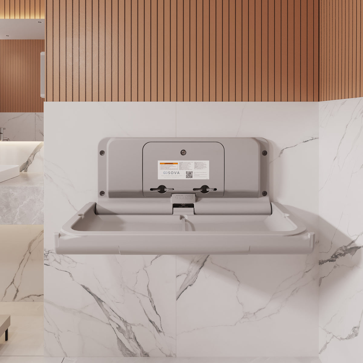 Table à langer murale Span gris pâle ouverte, installée dans une salle de bain