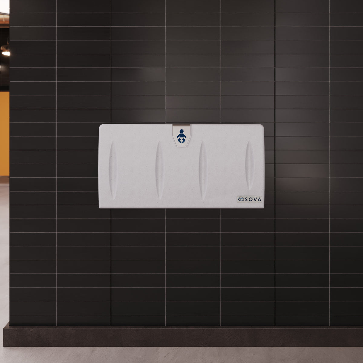Table à langer murale Origin granit blanc fermée, installée au mur d'une salle de bain