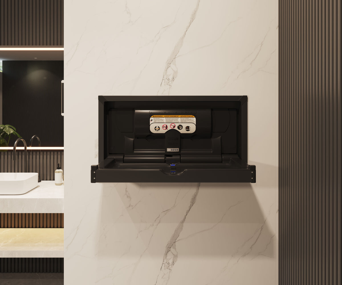 Table à langer murale Vantage en inox noir encastrée ouverte, installée dans une salle de bain