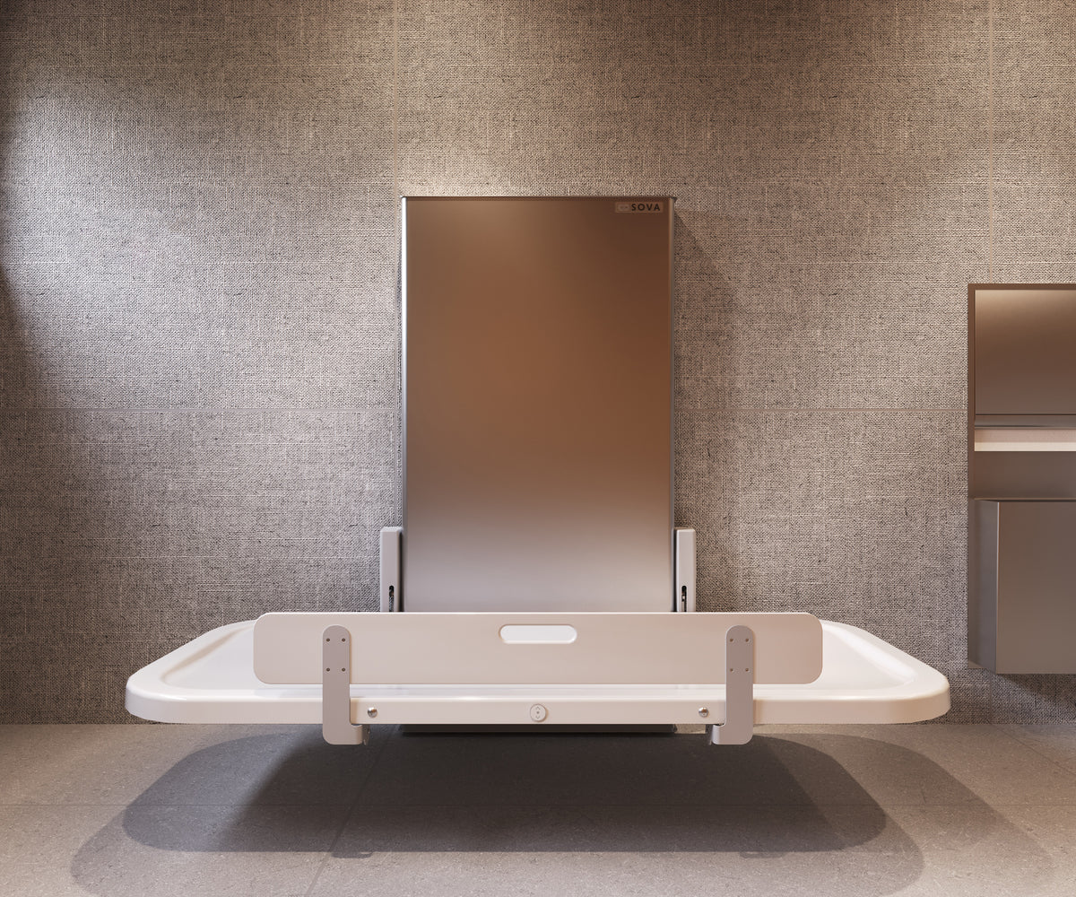 Table à langer universelle Ascent 76 po en inox ouverte, installée dans une salle de bain