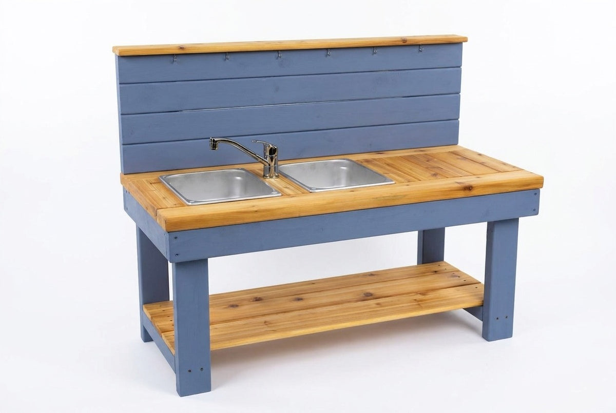 Cuisinette extérieure peinte en cèdre Noble Wooden Toys avec dosseret, tablette et 2 éviers à gauche