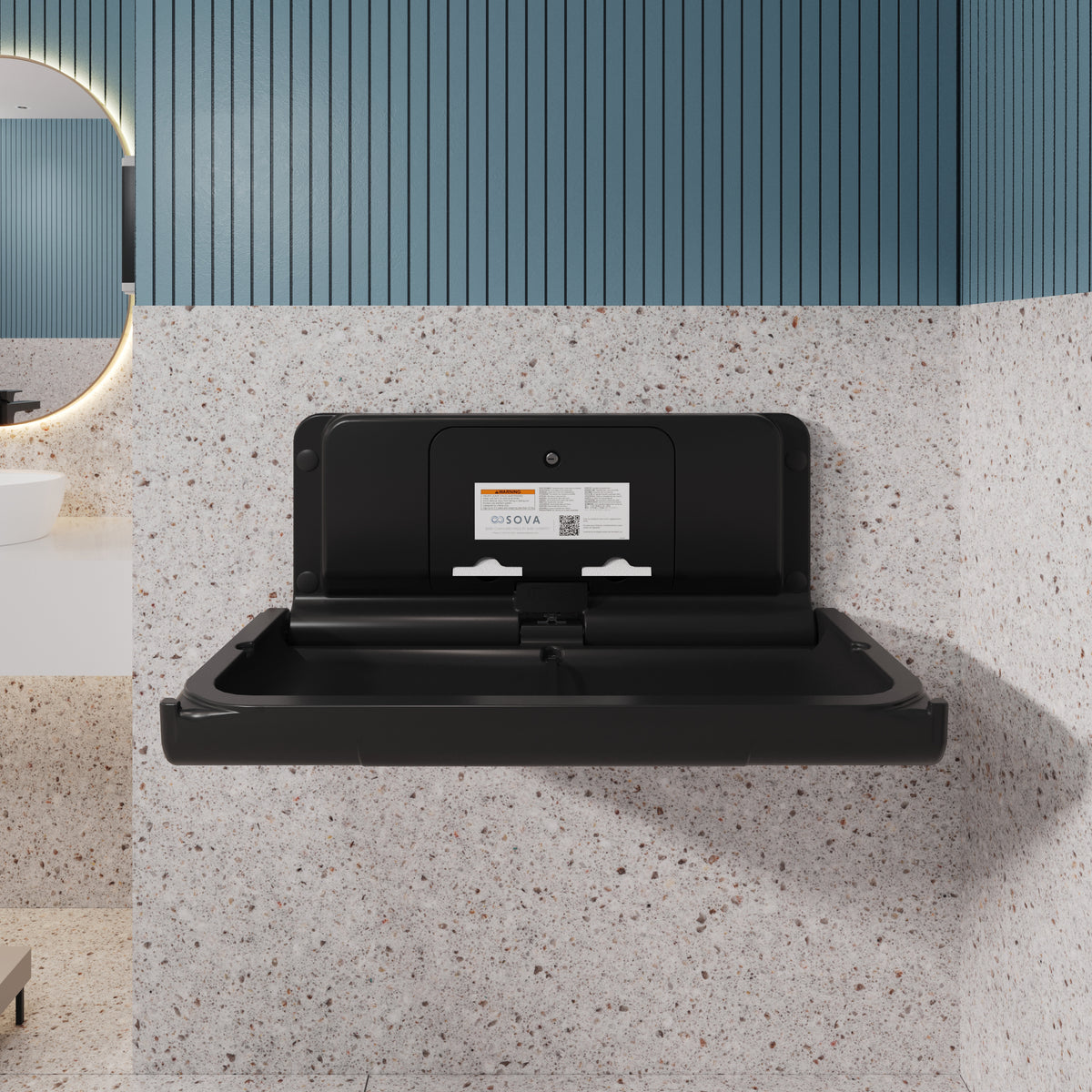 Table à langer murale Span noire ouverte, installée dans une salle de bain