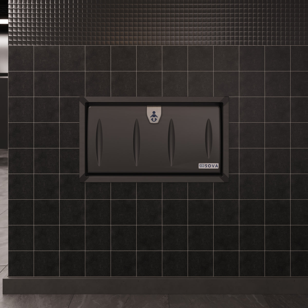 Table à langer murale encastrée Origin noir et inox noir fermée, installée au mur d'une salle de bain