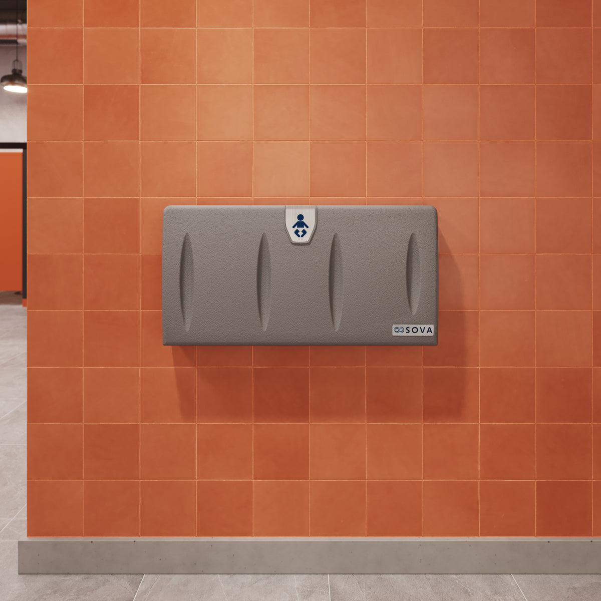 Table à langer murale Origin gris foncé fermée, installée au mur d'une salle de bain