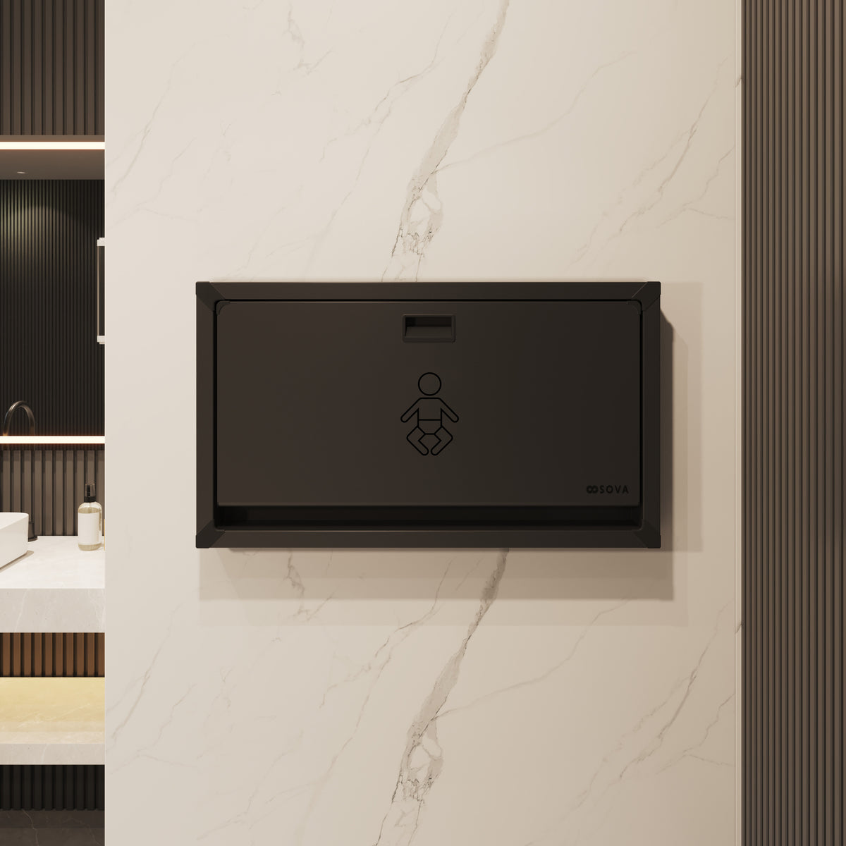 Table à langer murale Vantage en inox noir en surface fermée, installée au mur d'une salle de bain