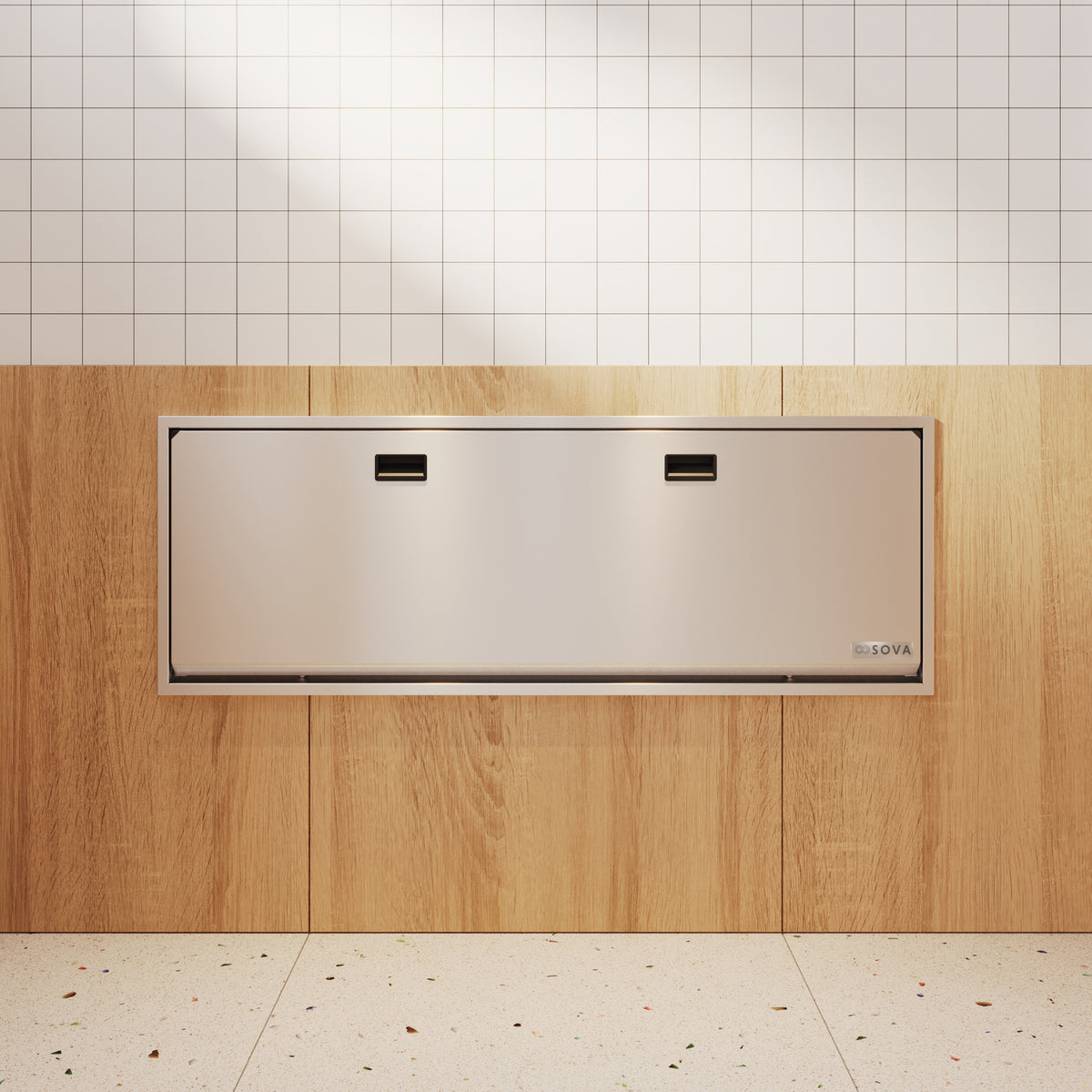 Table à langer murale Solace en inox fermée, installée en surface au mur d'une salle de bain