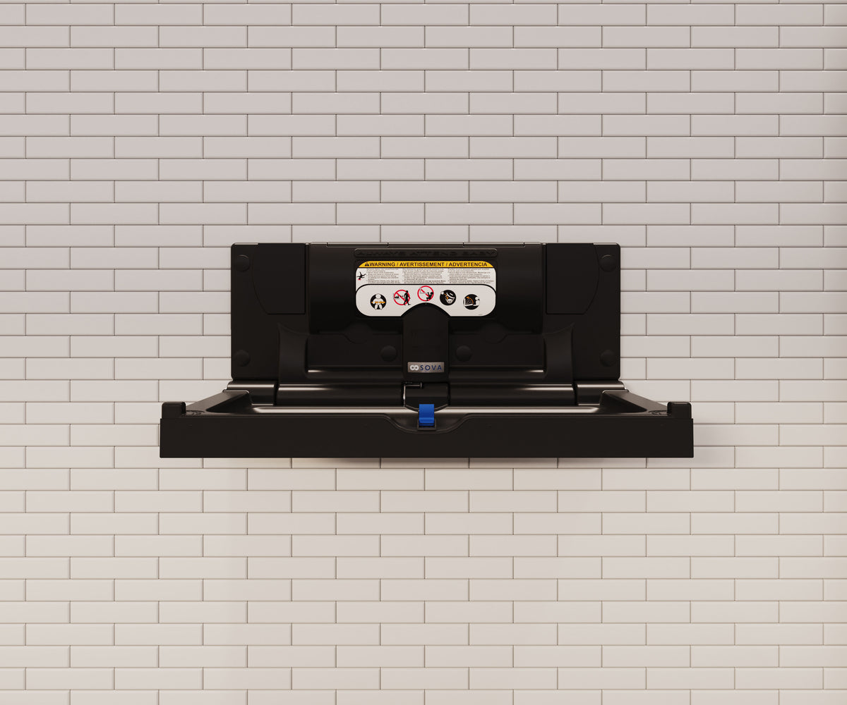 Table à langer murale Aura en inox noir ouverte, installée dans une salle de bain