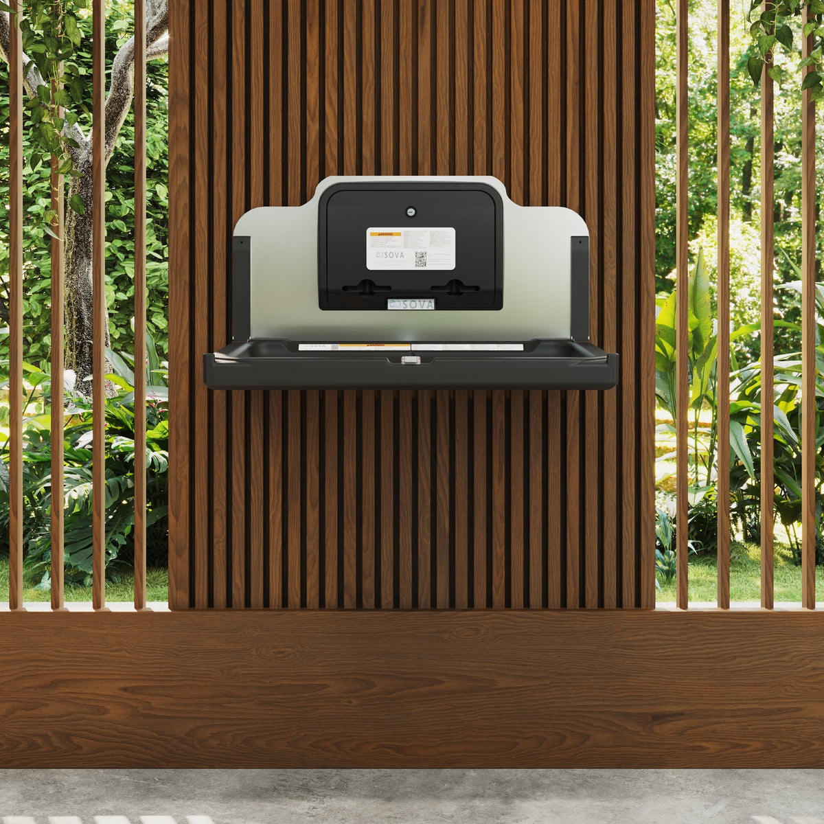 Table à langer murale Element LX avec dosseret inox et distributeur noire ouverte, installée au mur