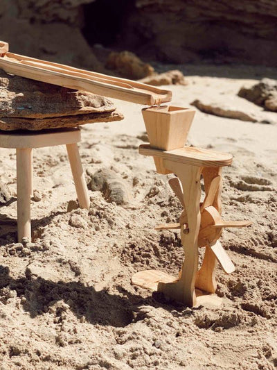 Moulin à eau et à sable en bois