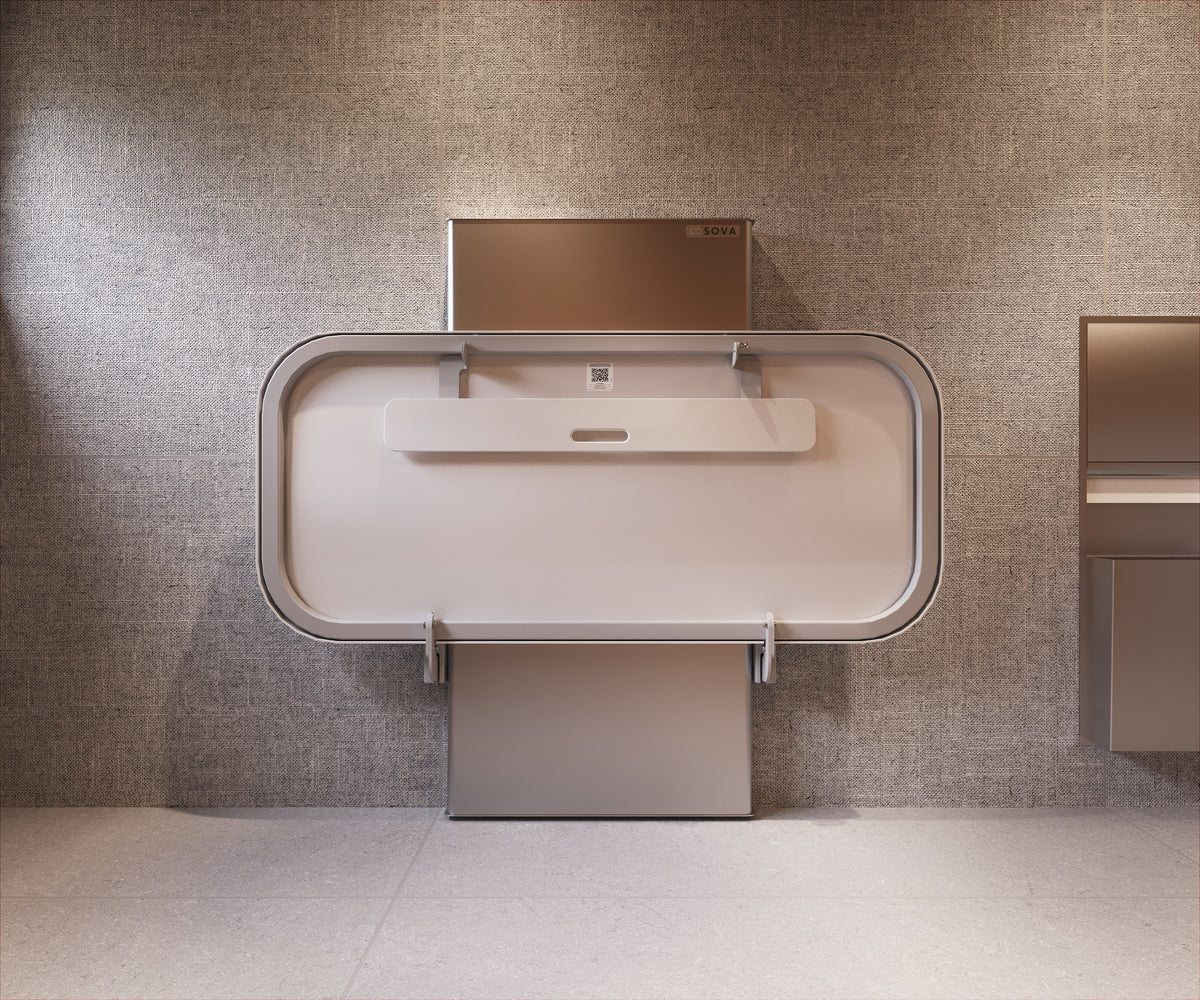 Table à langer universelle Ascent 76 po en inox fermée, installée au mur d'une salle de bain