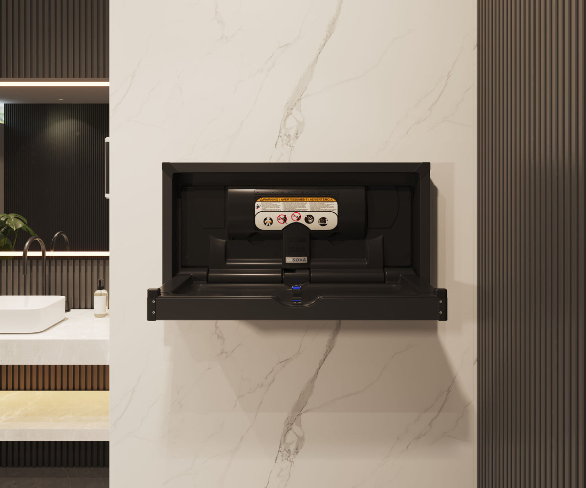 Table à langer murale Vantage en inox noir en surface ouverte, installée dans une salle de bain