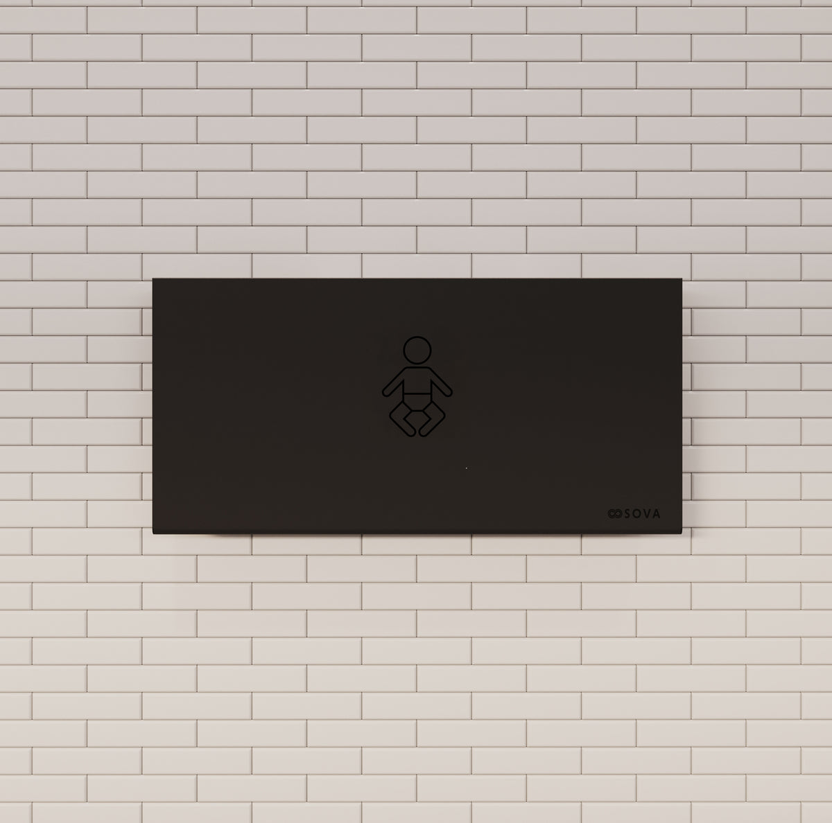 Table à langer murale Aura en inox noir fermée, installée au mur d'une salle de bain