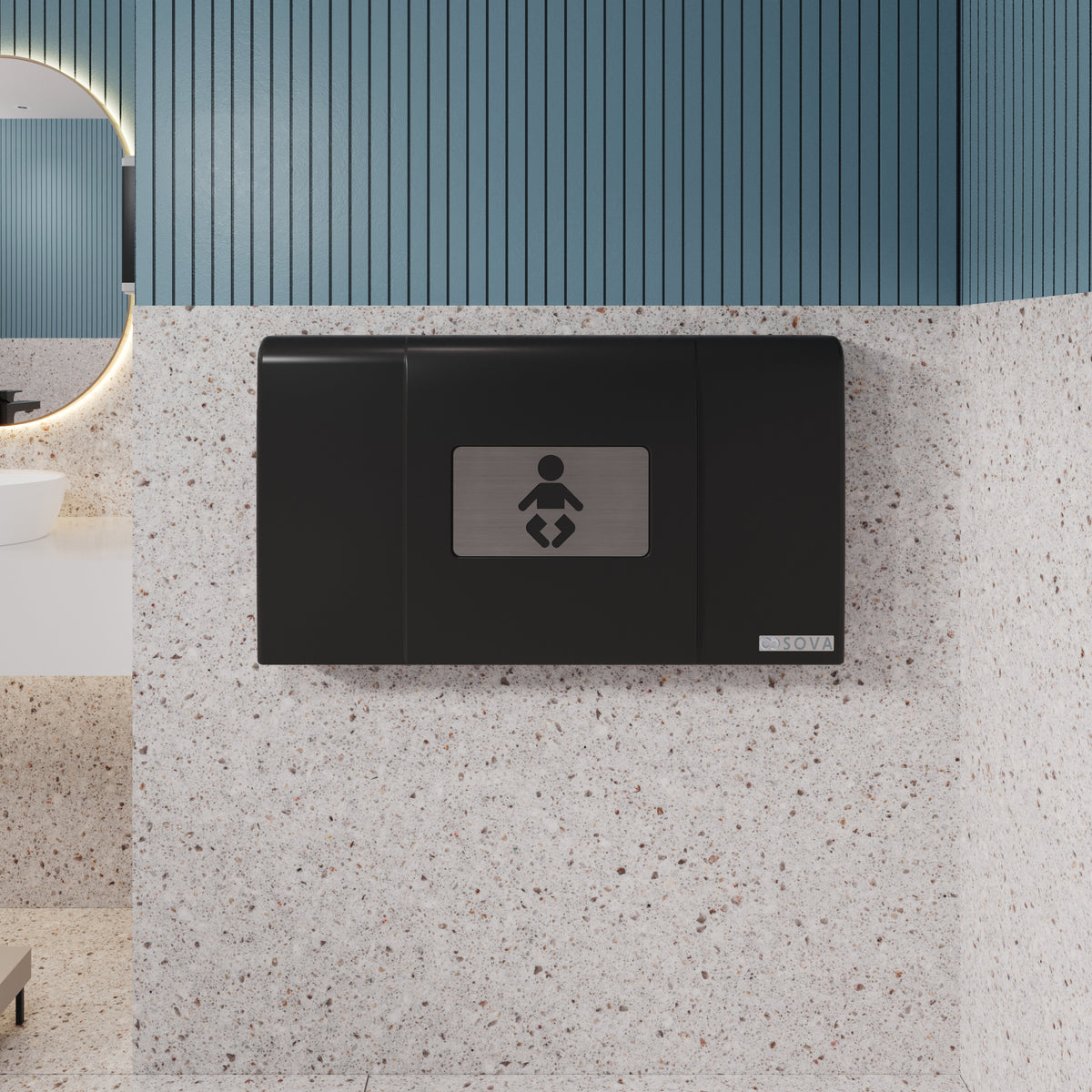 Table à langer murale Span noire fermée, installée au mur d'une salle de bain