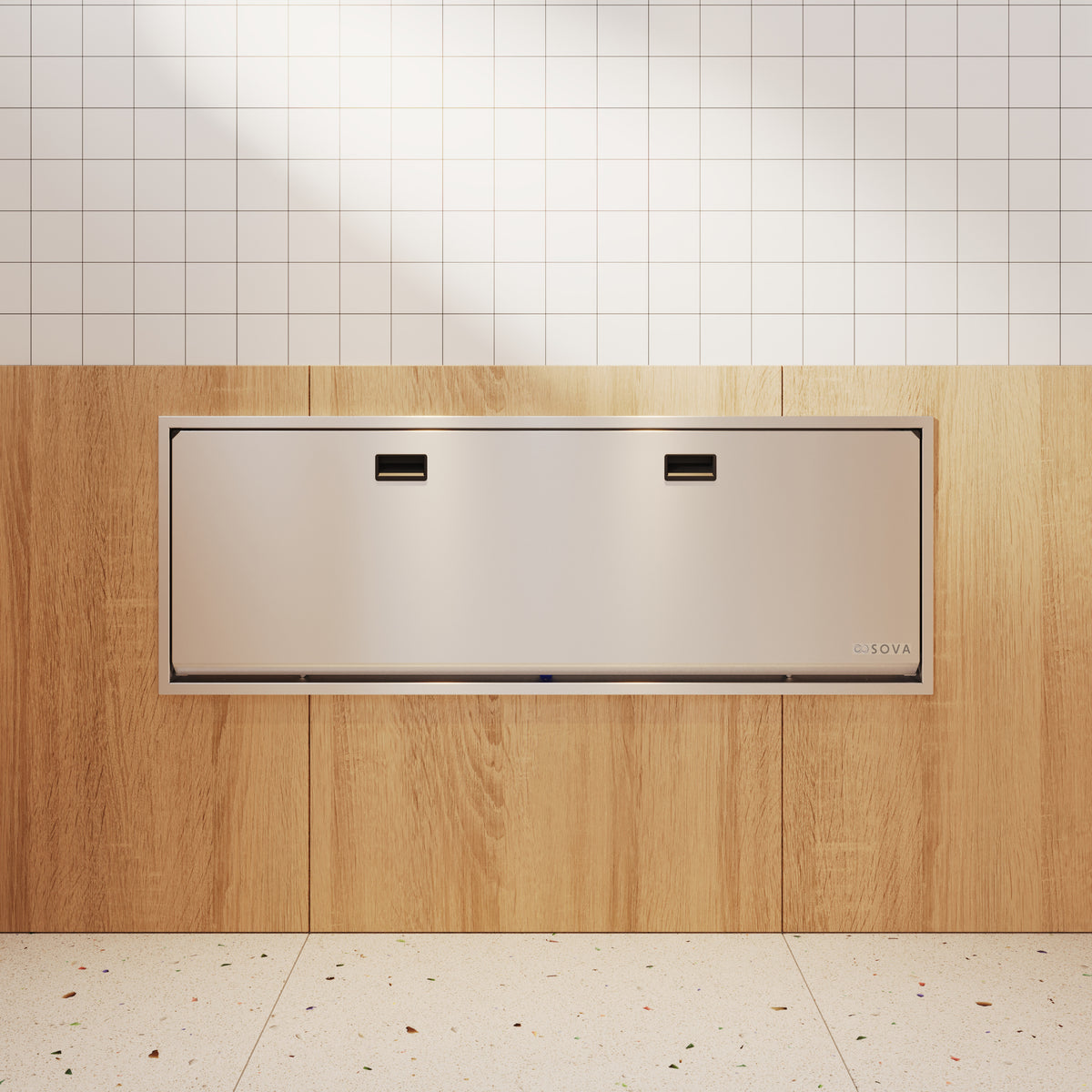 Table à langer murale Solace en inox fermée, encastrée dans le mur d'une salle de bain
